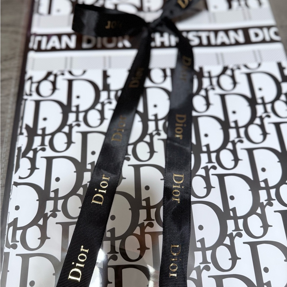 Luxury Floral Wrapping Set – 20 Gold Print Sheets + 5 Yards Ribbon”
